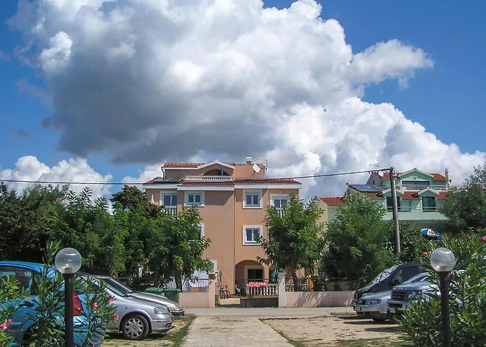 Apartman Lovely In With House Sea View